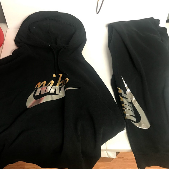 nike black and gold sweatsuit